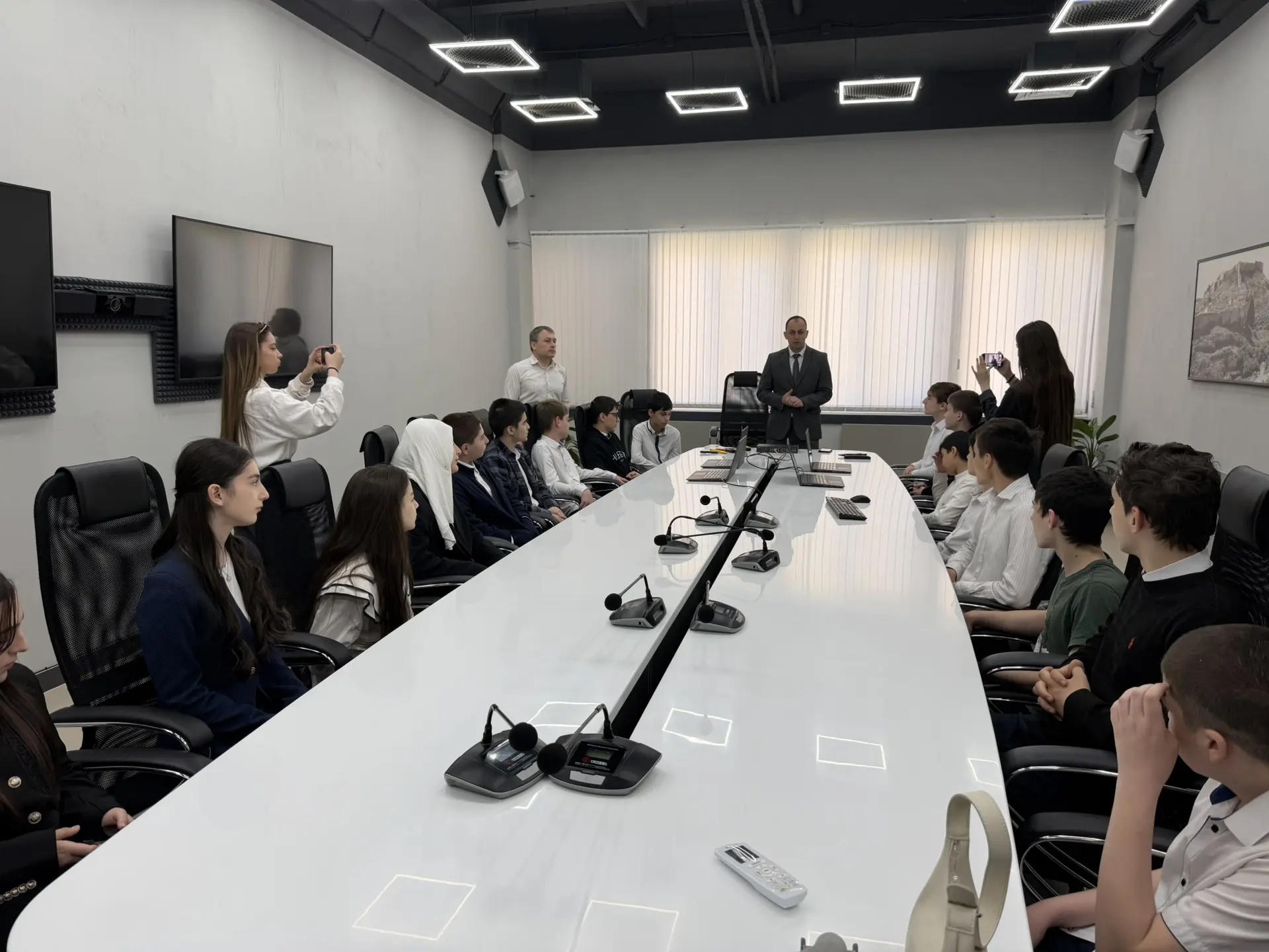 От монтажа кабеля до цифровой стратегии: махачкалинские школьники погрузились в мир ИТ вместе с Минцифры РД